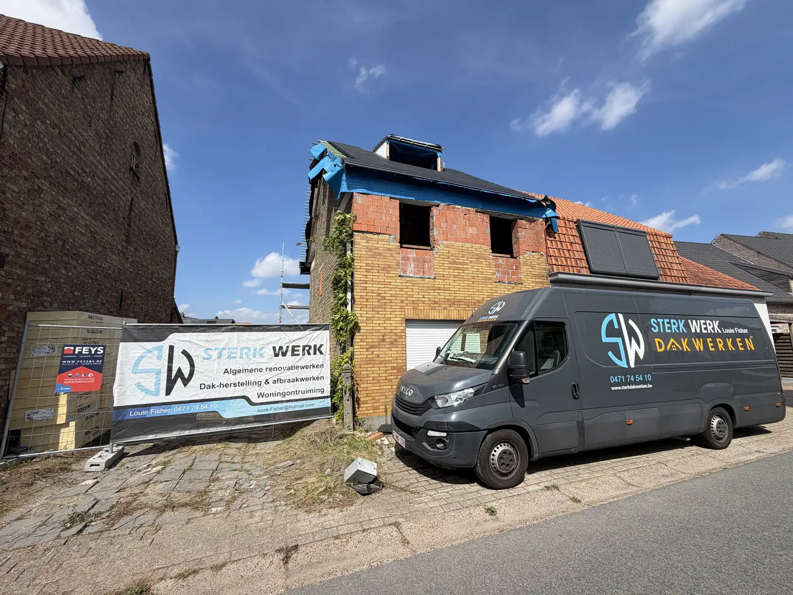 Bestelwagen en werfbanner van Sterkwerk Dakwerken voor een woning waarvan het dak vernieuwd wordt