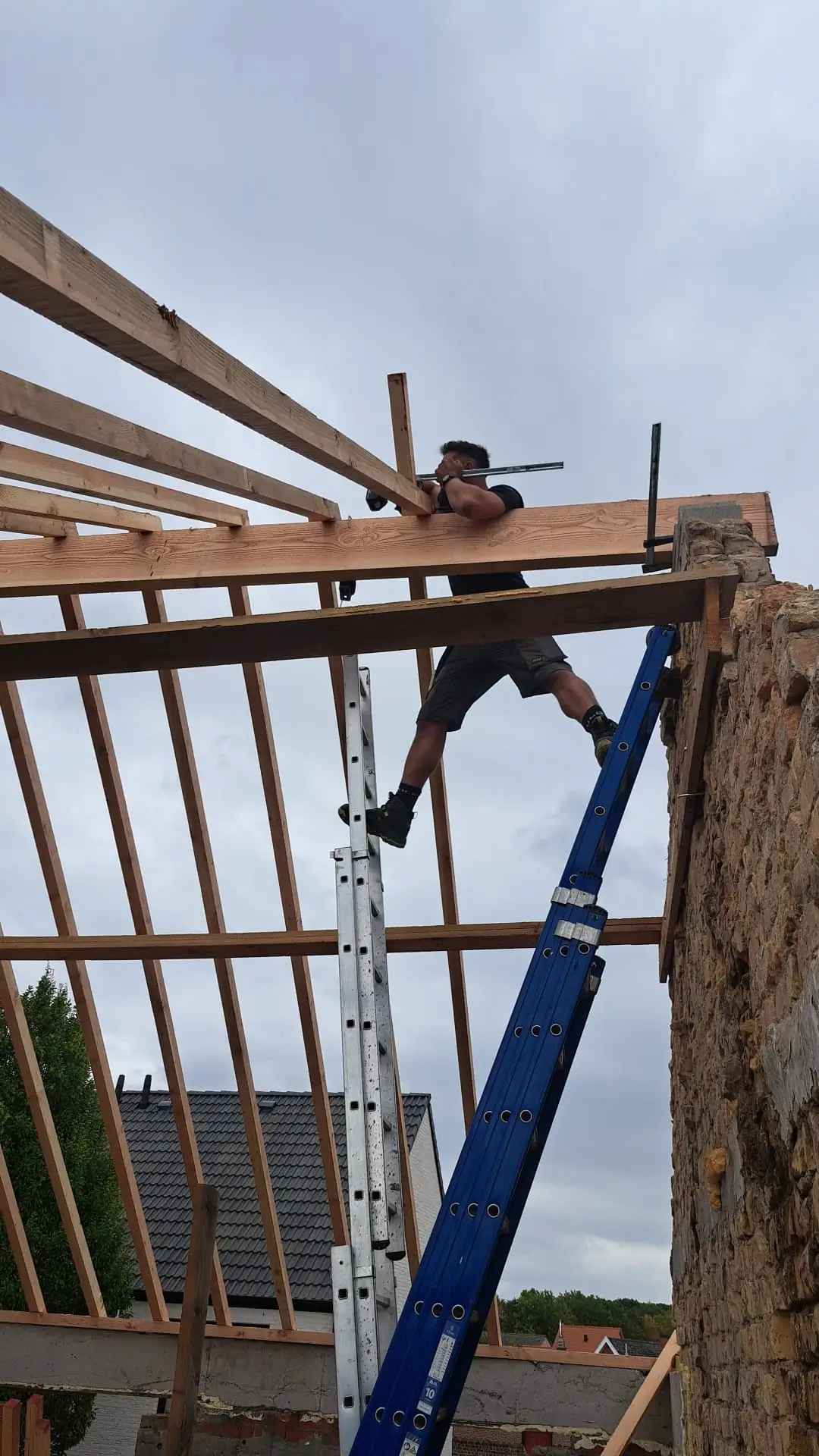 Dakwerker van Sterkwerk plaatst een nieuwe houten dakconstructie op een woning
