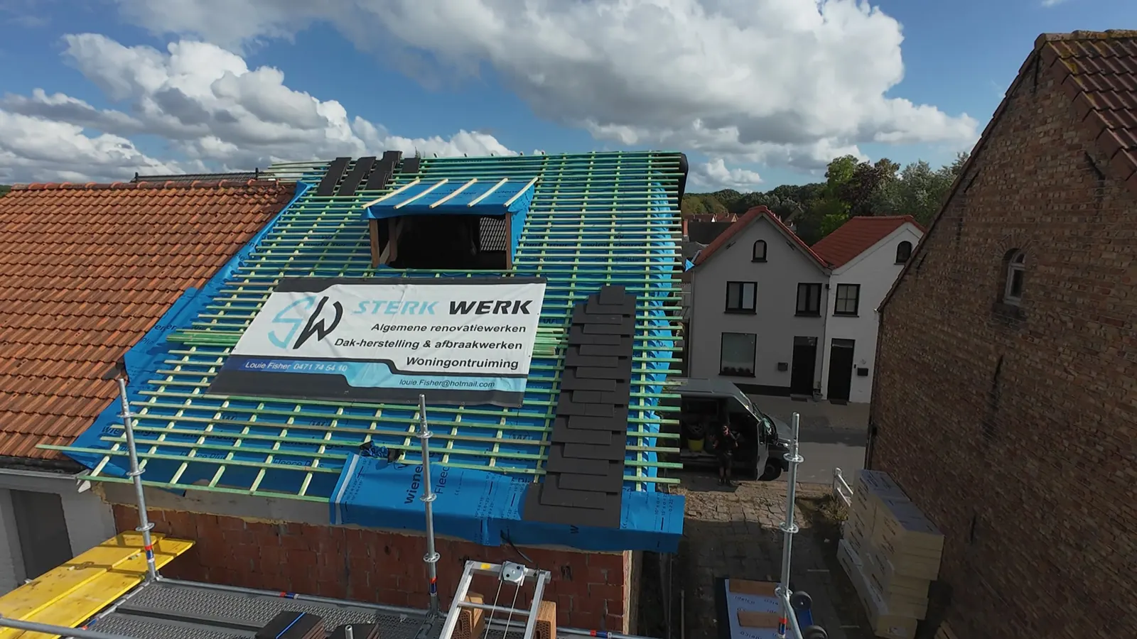 Hellend dak in renovatie met nieuwe tengellatten, onderdakfolie en de banner van Sterkwerk Dakwerken op het dak