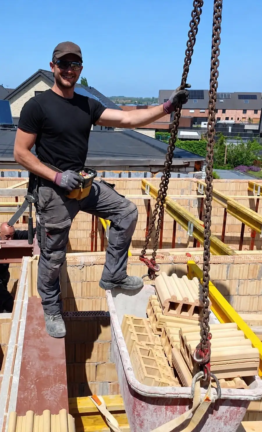 Louie Fisher, zaakvoerder van Sterkwerk Dakwerken, aan het werk op een dakconstructie