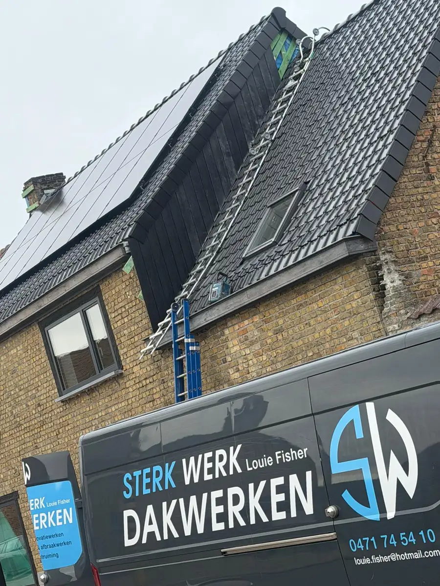 Bestelwagen van Sterkwerk Dakwerken voor een woning met een vernieuwd hellend dak en zonnepanelen