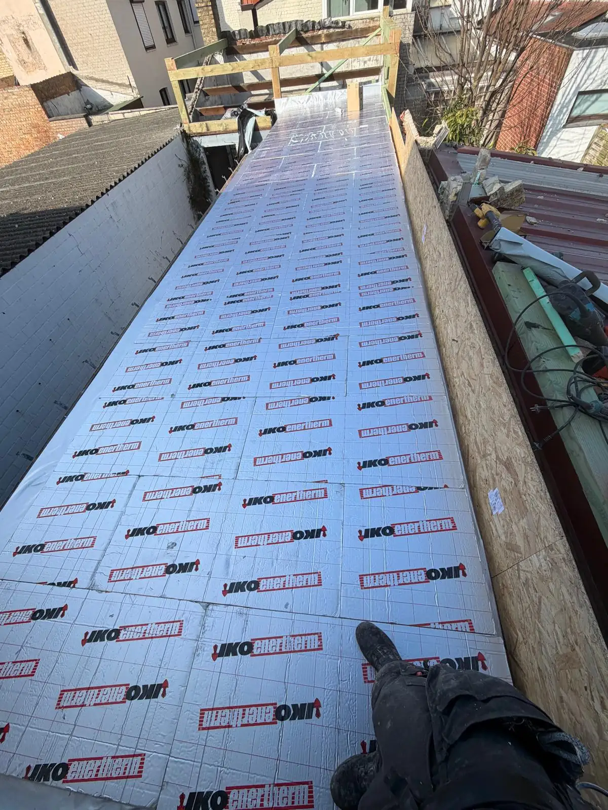 Dakisolatie met IKO Enertherm PIR-platen op een plat dak
