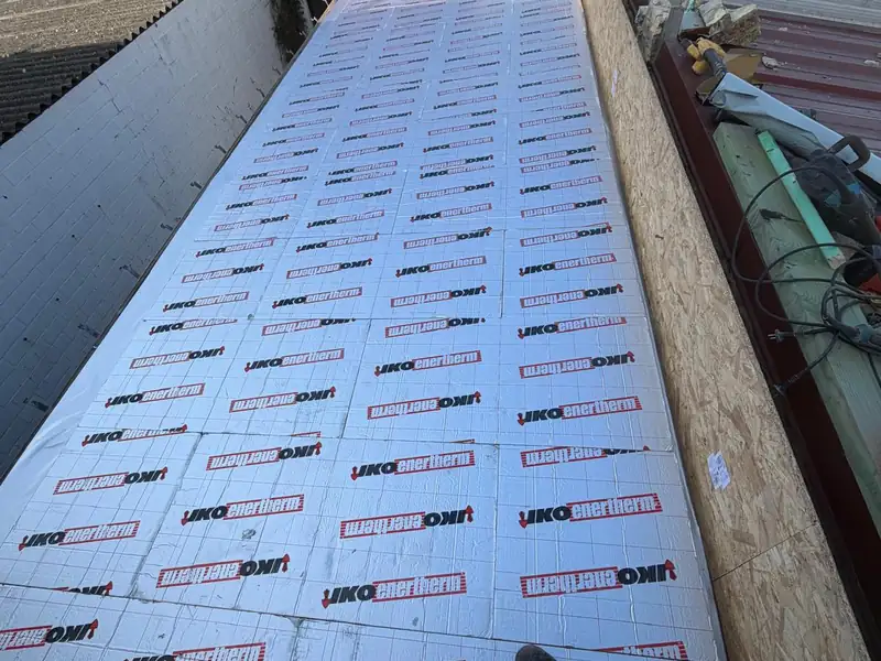 Dakisolatie met IKO Enertherm PIR-platen, klaar om afgedicht te worden op een plat dak