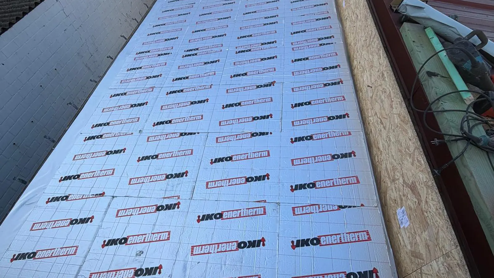 Dakisolatie met IKO Enertherm PIR-platen, klaar om afgedicht te worden op een plat dak