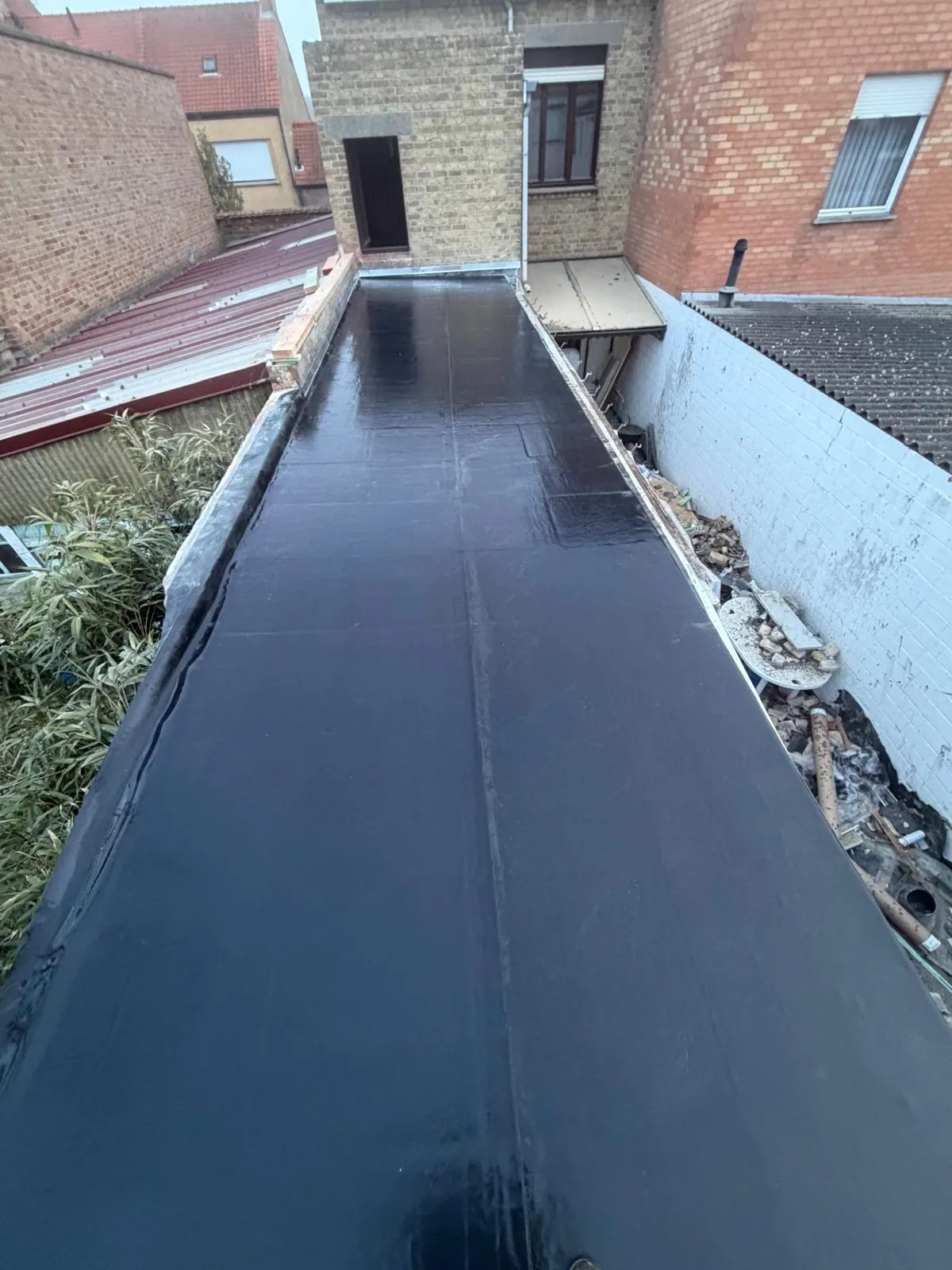 Afgewerkt plat dak in EPDM Mastersystems met opstaande dakrand