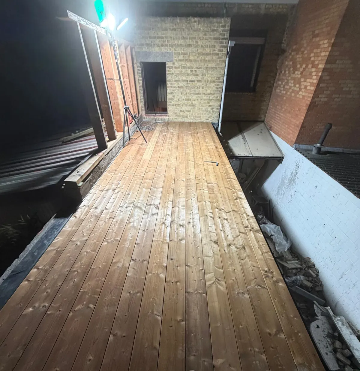 Nieuw houten dakbeschot in een woning tijdens een volledige dakrenovatie