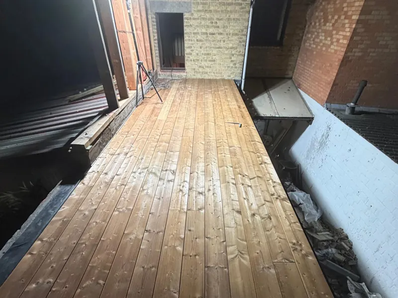Nieuw houten dakbeschot in een woning tijdens een volledige dakrenovatie