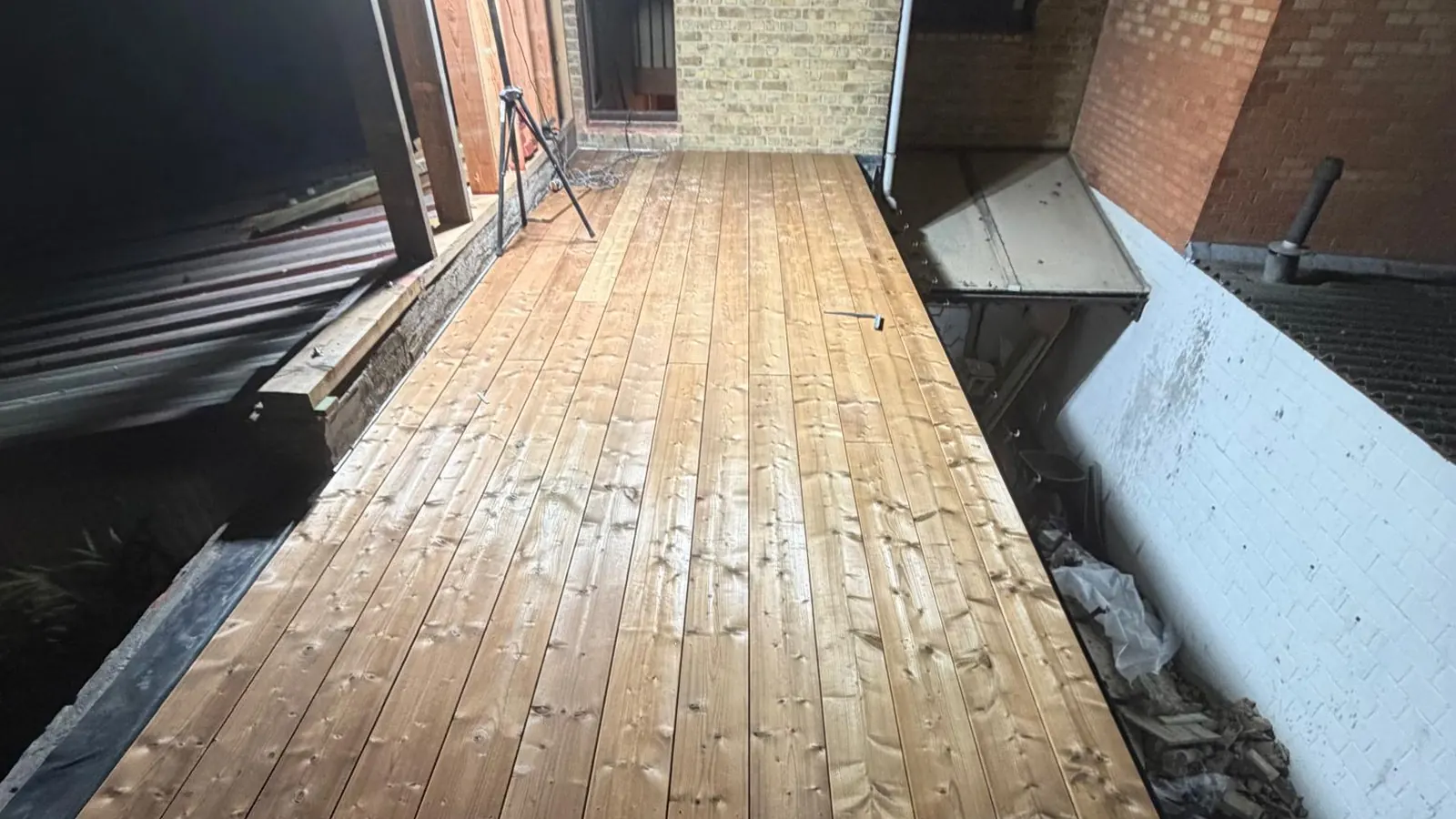 Nieuw houten dakbeschot in een woning tijdens een volledige dakrenovatie