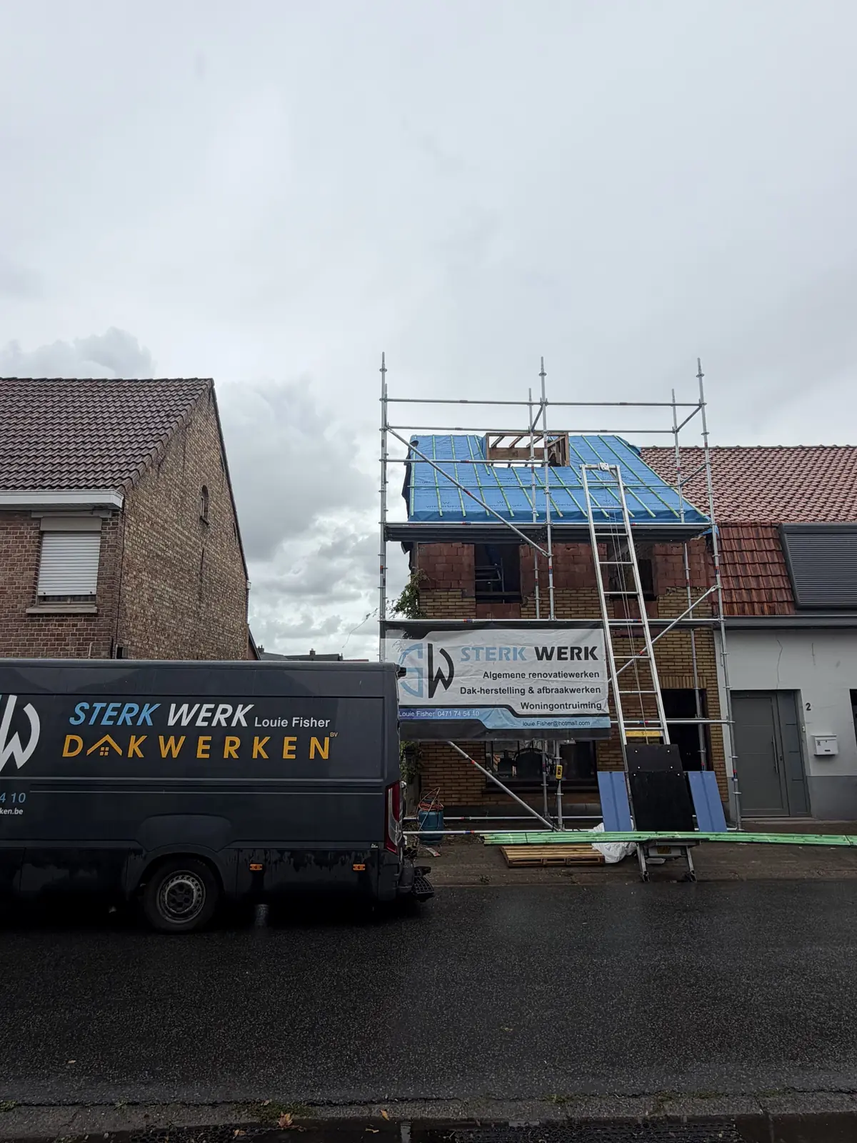 Werf van Sterkwerk Dakwerken met stelling tegen de gevel en de bestelwagen ervoor